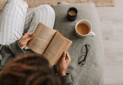 室内でお茶とともに本を読む人